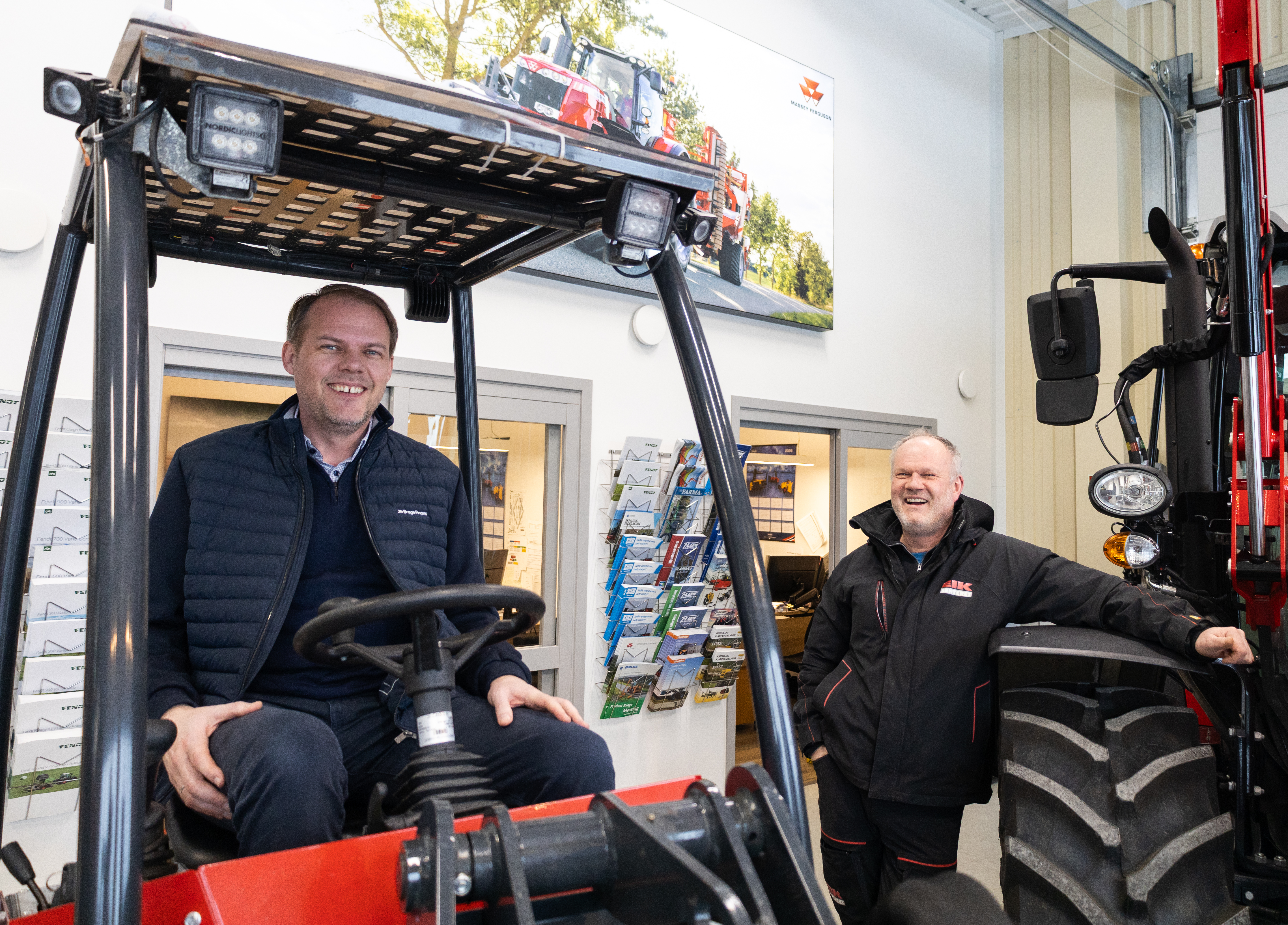 Jørgen Kjeseth sitter i en hjullaster, mens Jostein Fjellby står ved siden av en traktor. Bildet illustrerer samarbeidet mellom Brage Finans og Eiksenteret, der Jørgen har bistått Jostein med finansiering av maskiner gjennom mange år.