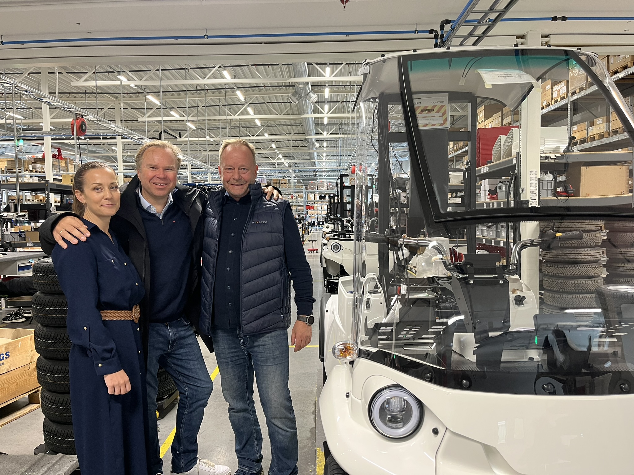 Ellen og Jan- Ståle fra Brage Finans, og Claes fra Paxster smiler fornøyd etter å ha inngått en samarbeidsavtale om finansiering av elektriske kjøretøy.